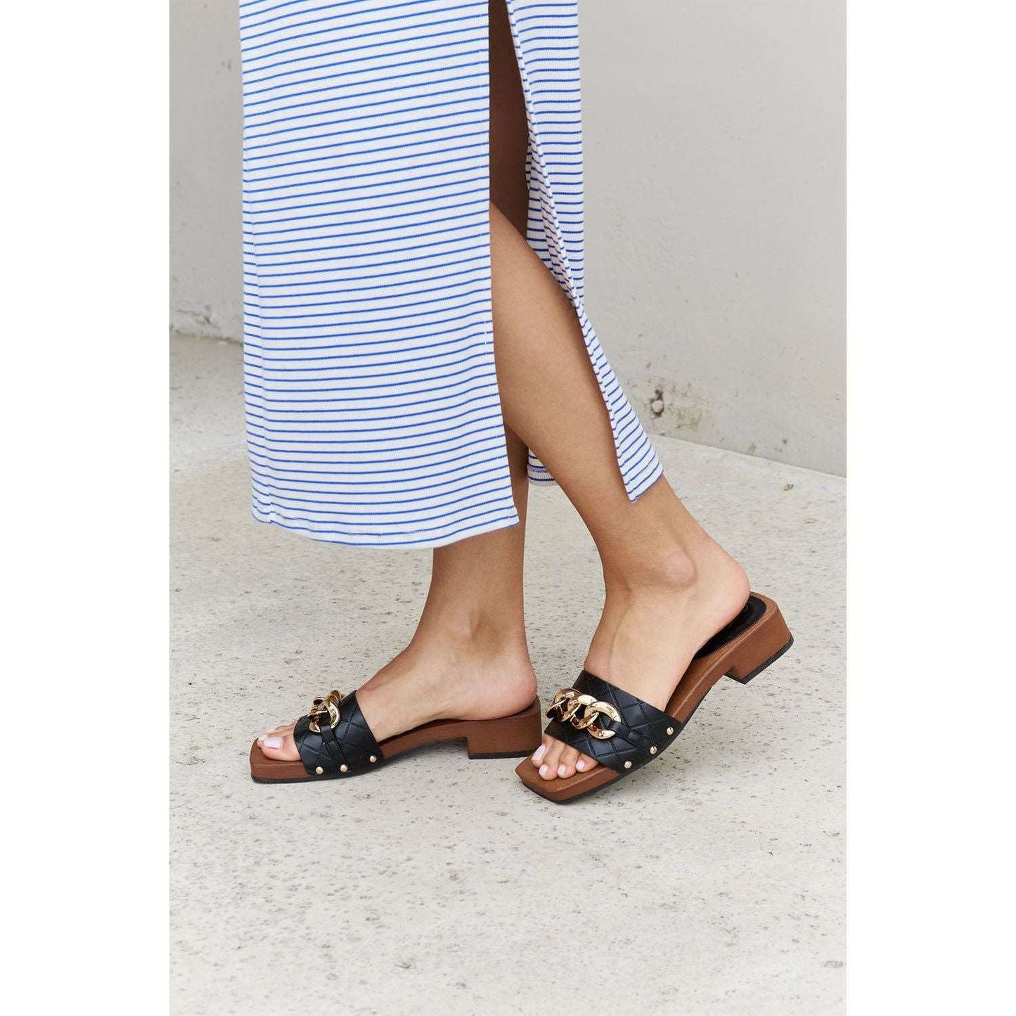 Forever Link Square Toe Chain Detail Clog Sandal in Black - Rollexi